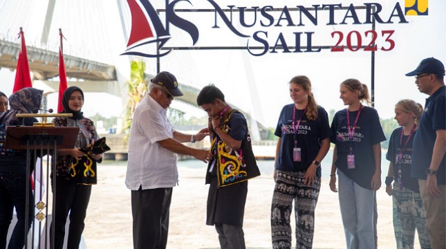 Menteri PUPR Sambut Para Pelayar Peserta Nusantara Sail 2023 di Jembatan Pulau Balang, IKN