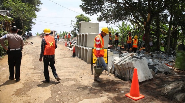 Jalan Rusak pada Jalur Alternatif Puncak Jawa Barat Mulai Diperbaiki